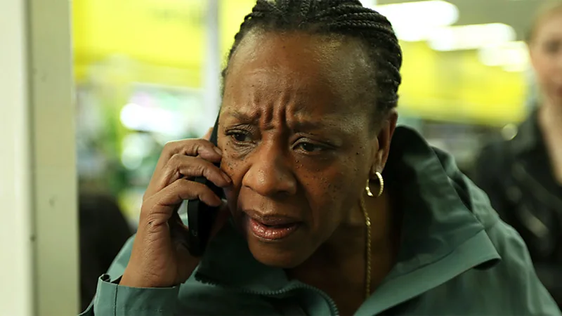 “Oscar-Worthy Brilliance: Marianne Jean-Baptiste Shines in Mike Leigh’s ‘Hard Truths'”